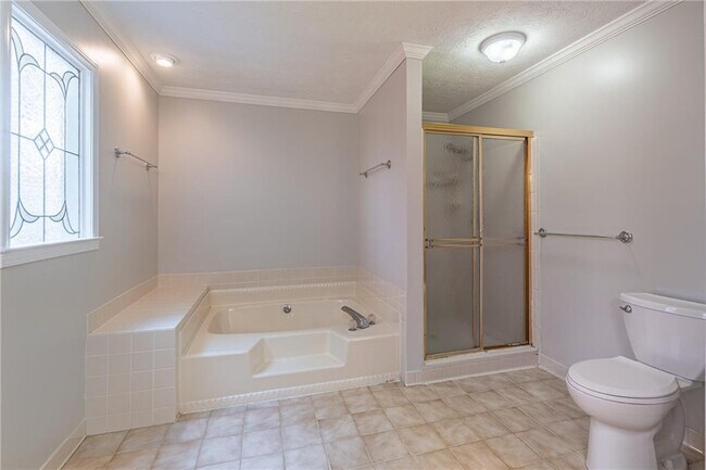 Building Photo - 736 Singley Dr