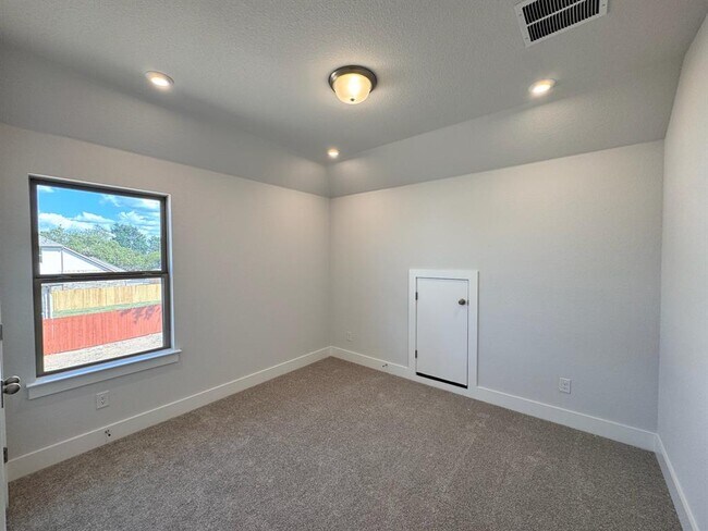 Building Photo - 1649 Cardinal Ln