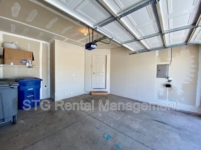 Building Photo - 1000 E Blf Vw Dr