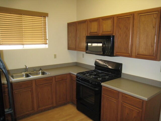 Building Photo - 522 Center St