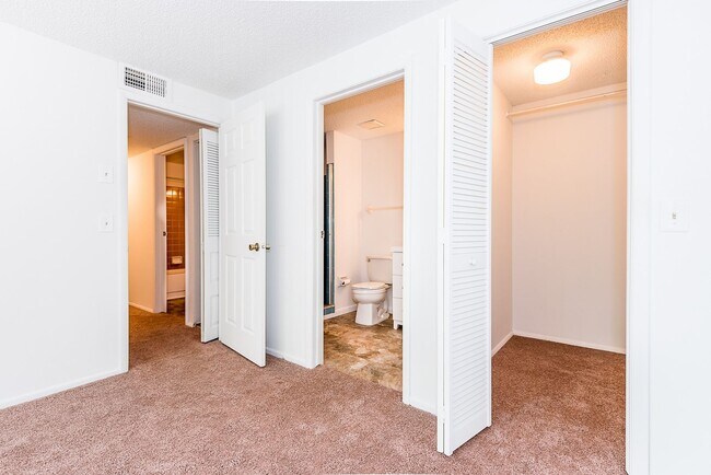 Building Photo - IDEAL CENTRAL LOCATION IN PORT CHARLOTTE
