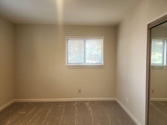 Building Photo - Spacious Condo Close to King St Metro/Old ...