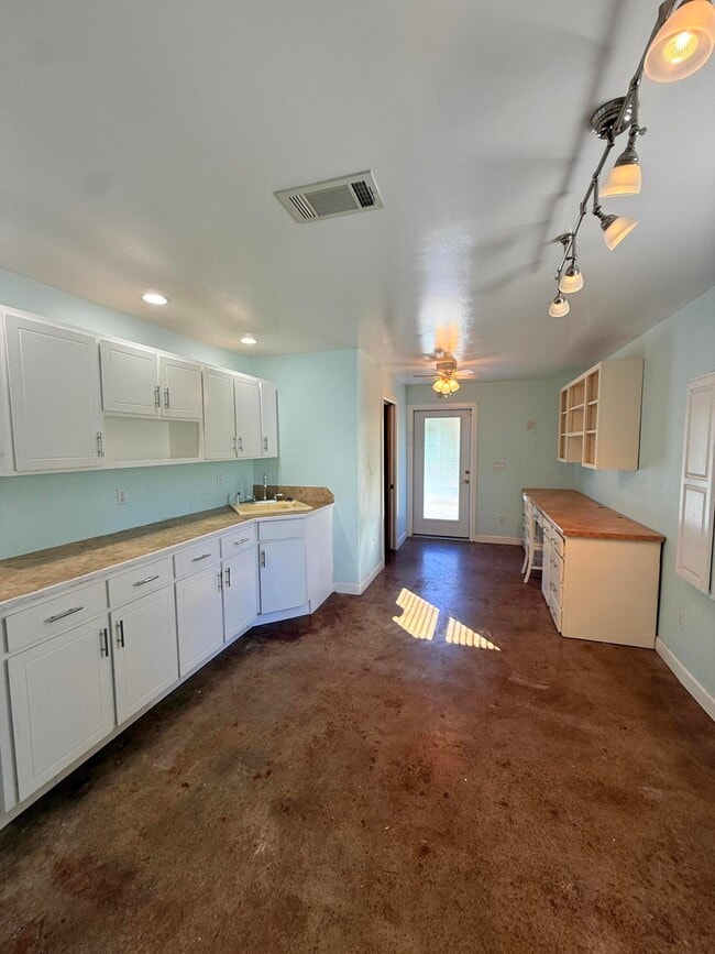 Building Photo - 255 Ridge Lake Rd