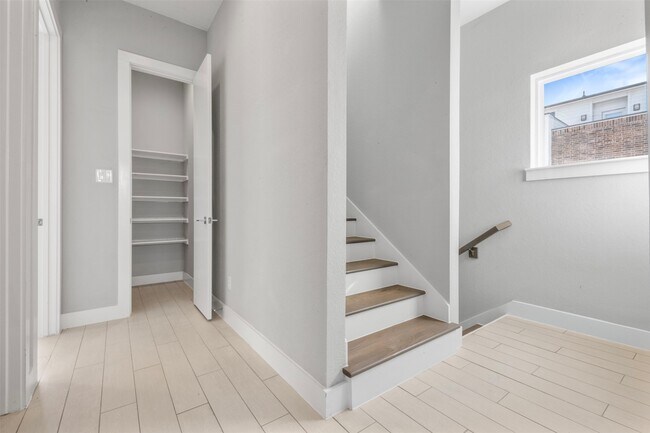 Building Photo - 6106 Clarkson Ln