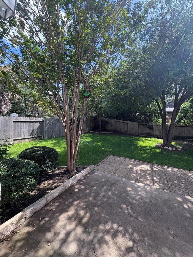 Building Photo - 207 Kettleman Ln N