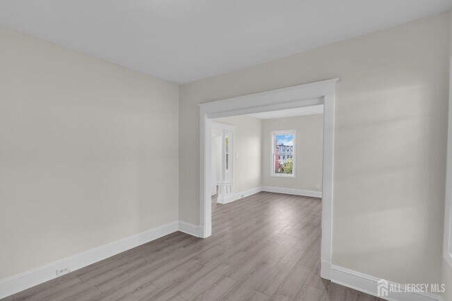 Building Photo - 375 Delavan St