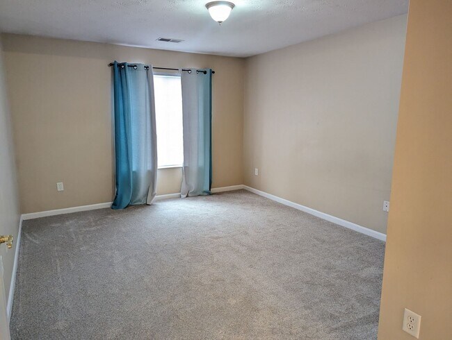 Building Photo - AVAILABLE SOON - Convenient 2 Bed/2 Full Bath Condo in Beavercreek!