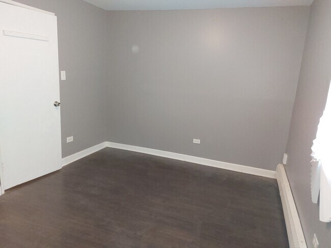 Building Photo - 5037 S Drexel Blvd
