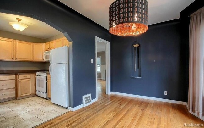 Building Photo - 348 E Maplehurst Ave