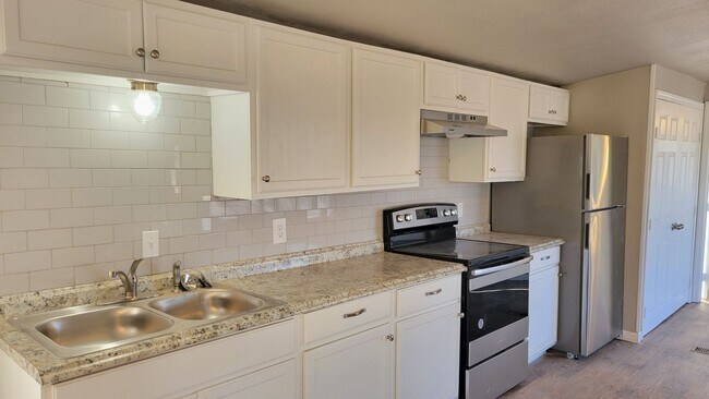 Building Photo - Totally Remodeled! 3/2