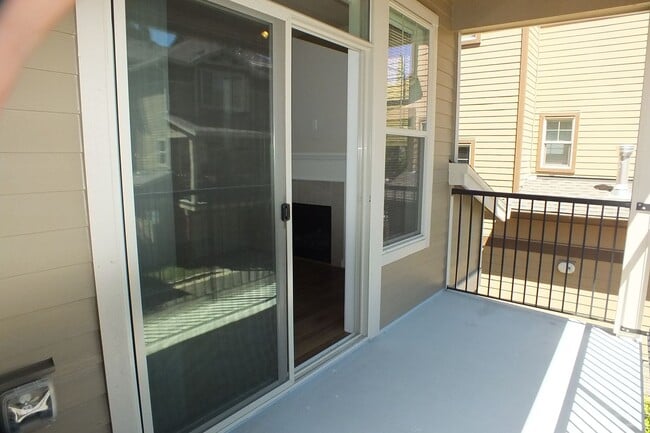 Building Photo - 3 Bedroom Townhome Condo