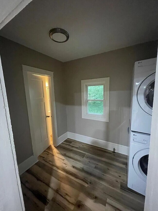 Building Photo - 946 Sigsbee St SE