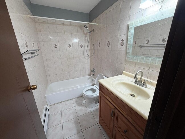 Building Photo - 256 Shorewood Dr