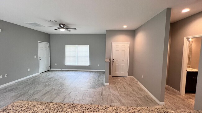 Building Photo - GORGEOUS Bedroom, 2 Bathroom Home in Palm ...