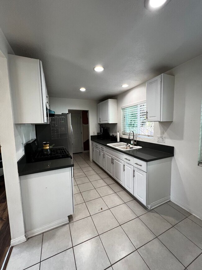Building Photo - 1 Bedroom 1 Bath Remodeled House for Rent ...