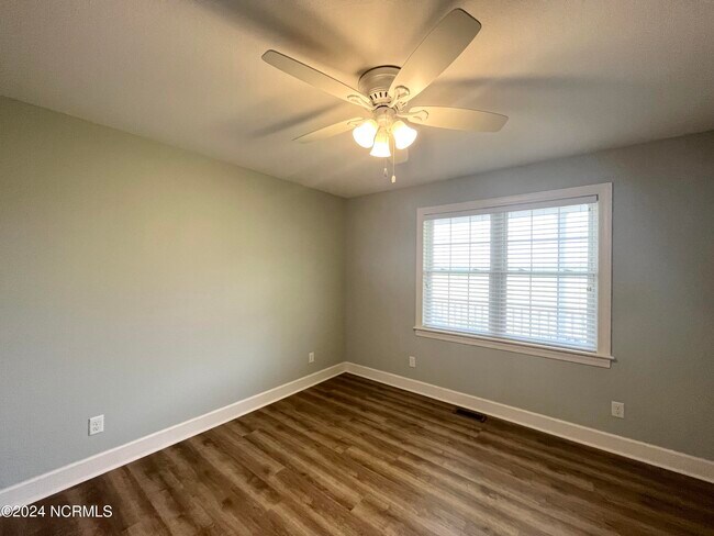 Building Photo - 325 Gliden Rd