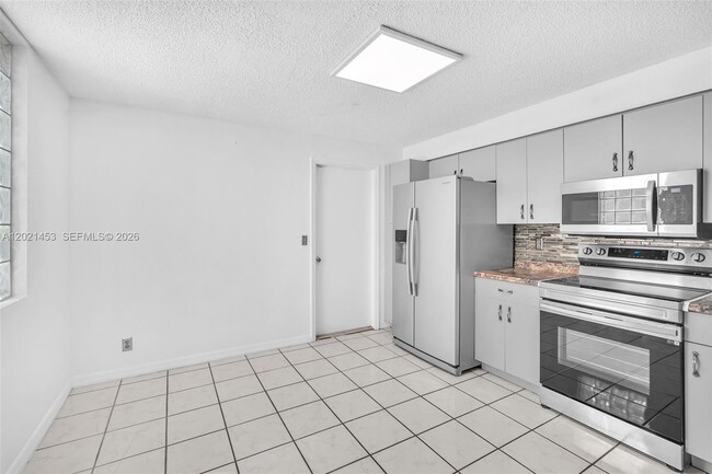 Building Photo - 800 Sorrento Dr