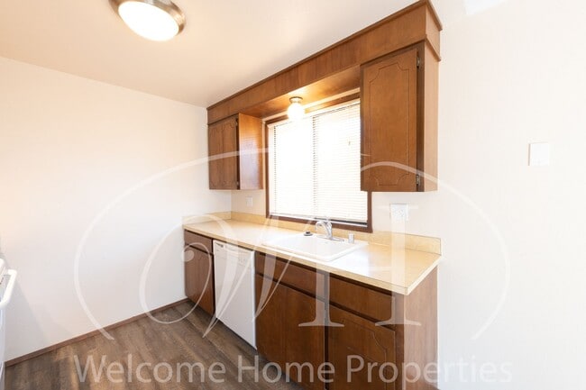 Building Photo - Updated 2 Bedroom Home in Quiet Neighborhood