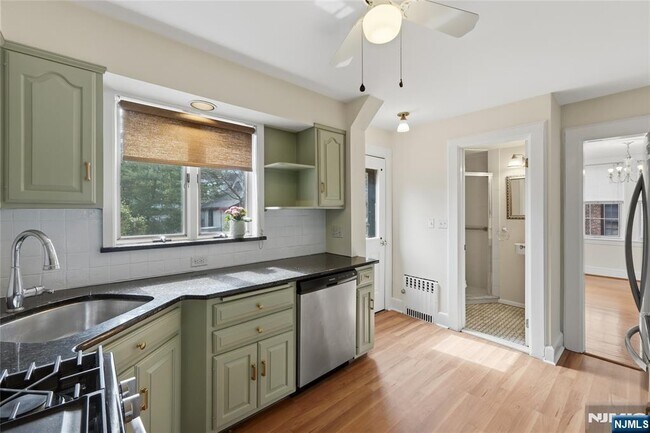 Building Photo - 54 Pomander Walk