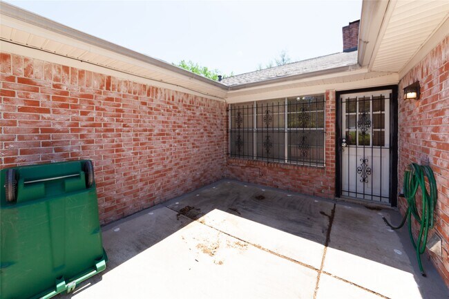 Building Photo - 8826 Roos Rd