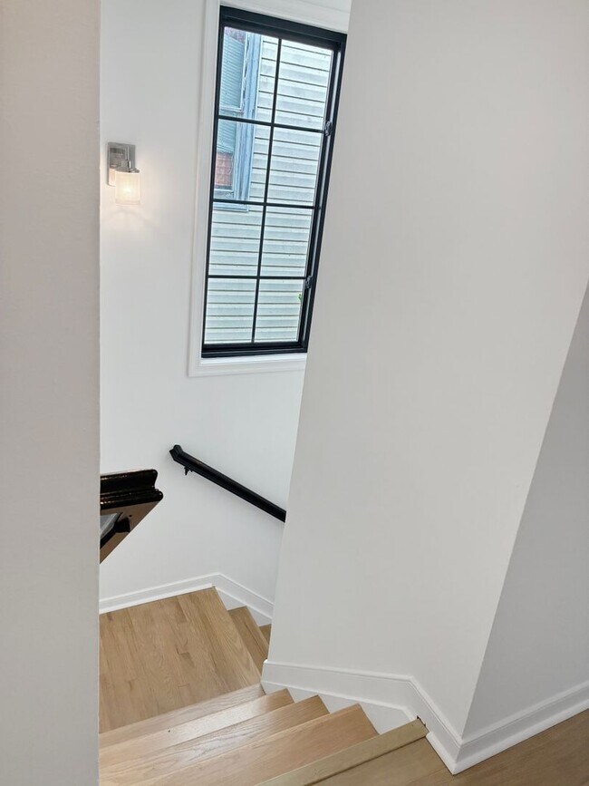 Building Photo - Modern 3 Bedroom in Manchester - $300 off your first month!