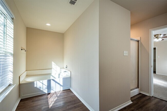 Building Photo - 228 Memory Dr