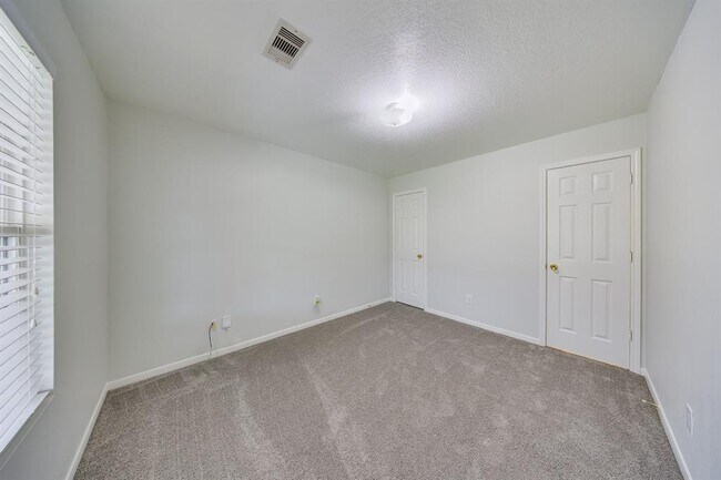 Building Photo - 1122 Reedpoint Dr