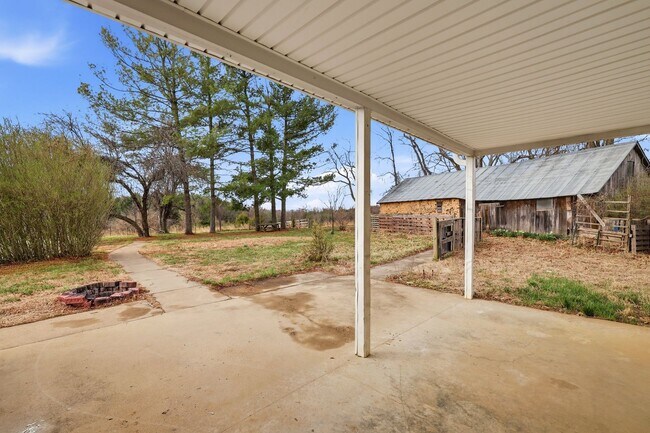 Building Photo - 1839 Spring Hill Rd