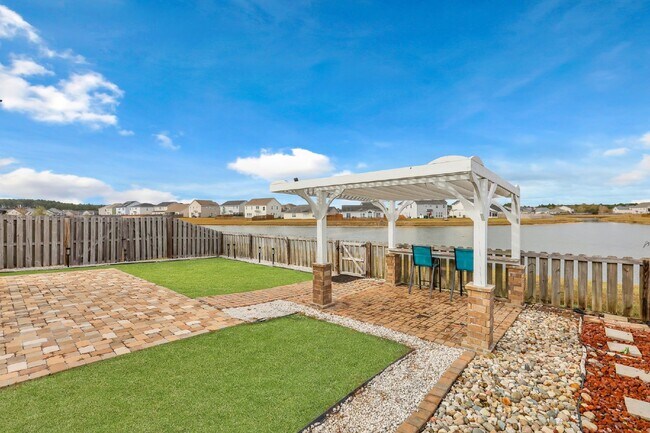 Building Photo - Executive Home in Convenient Location