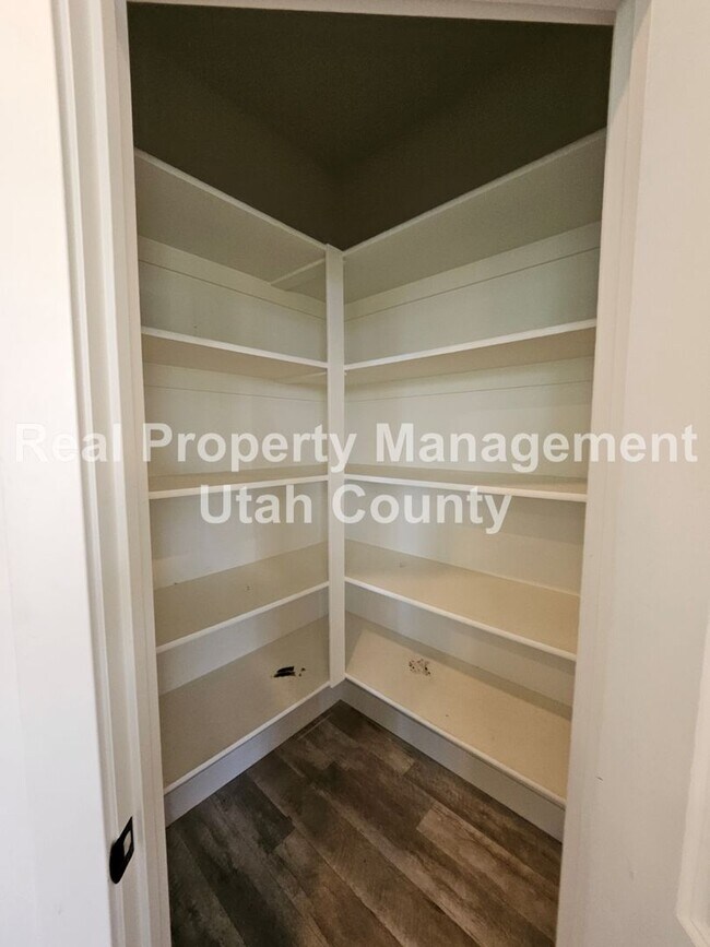 Building Photo - Provo Town home