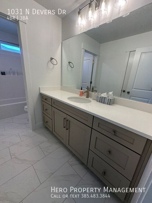 Building Photo - 1031 Devers Dr