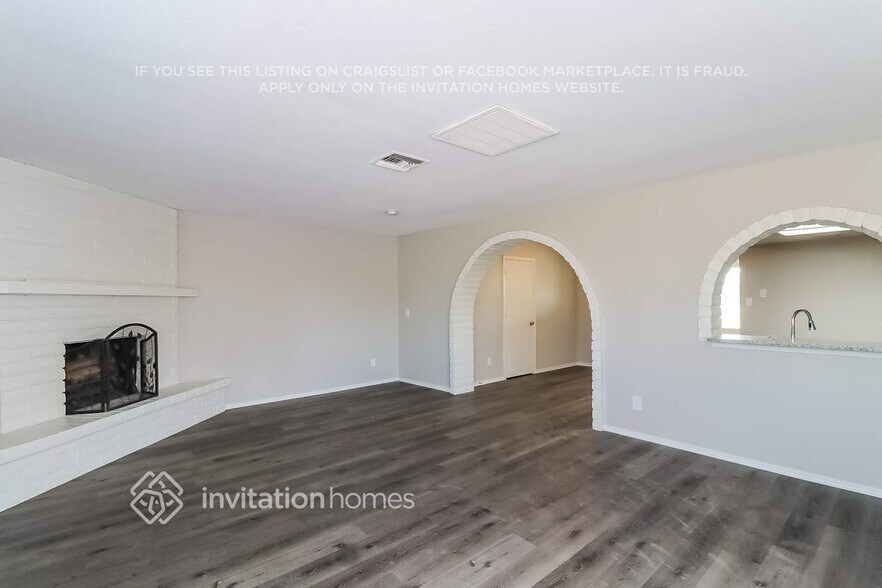 Building Photo - 1624 W Behrend Dr