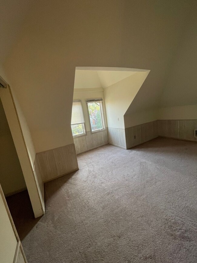 Building Photo - 194 E 14th Ave