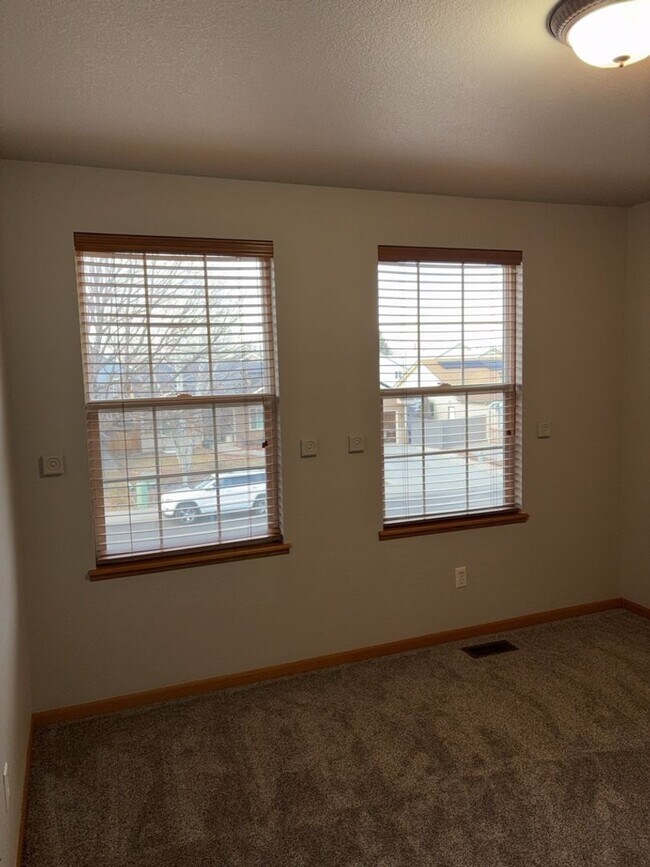 Building Photo - 3bd/3ba Johnstown Home with 2-Car Garage &...