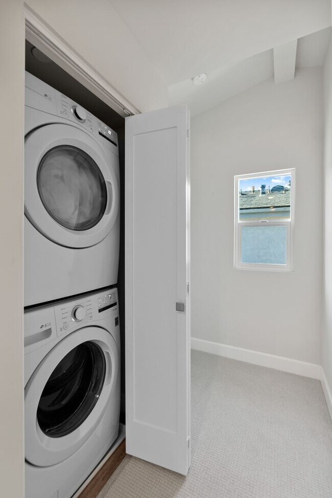 Building Photo - Carlsbad Townhome - 2 Blocks to the beach