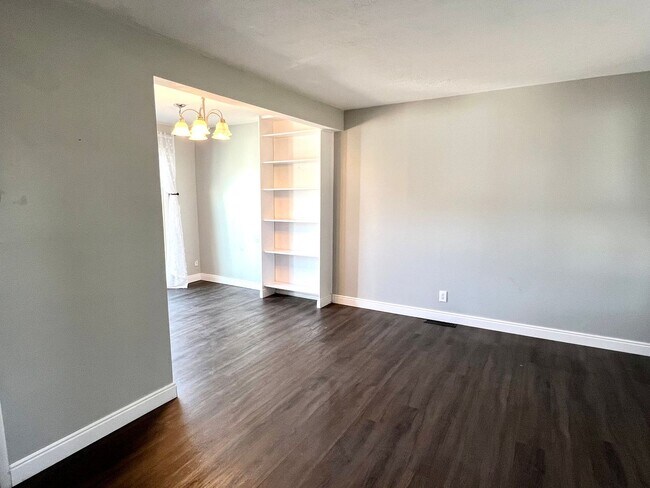 Building Photo - Rare find! Pristine townhome near Trax!