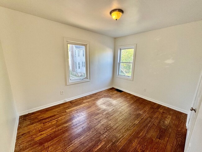 Building Photo - 5 Bedroom House - Available for Fall 2026 - Across from EMU!