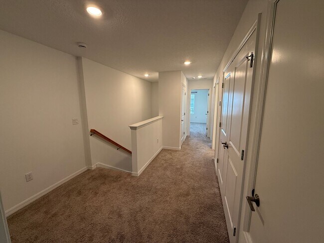 Building Photo - 3 Bedroom 2.5 Bath Townhouse W/1 Car garag...