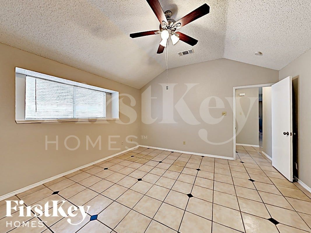 Building Photo - 4949 Oak Hollow Dr
