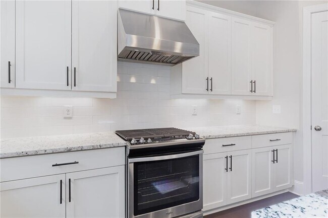 Building Photo - 1859 Commons Pl NW