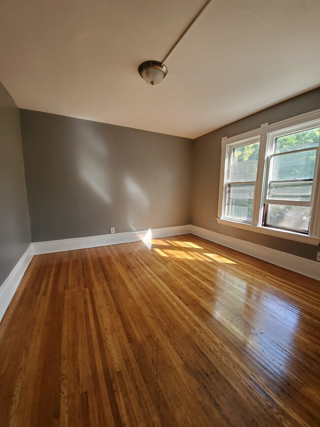 Building Photo - 206 Kirkland Road