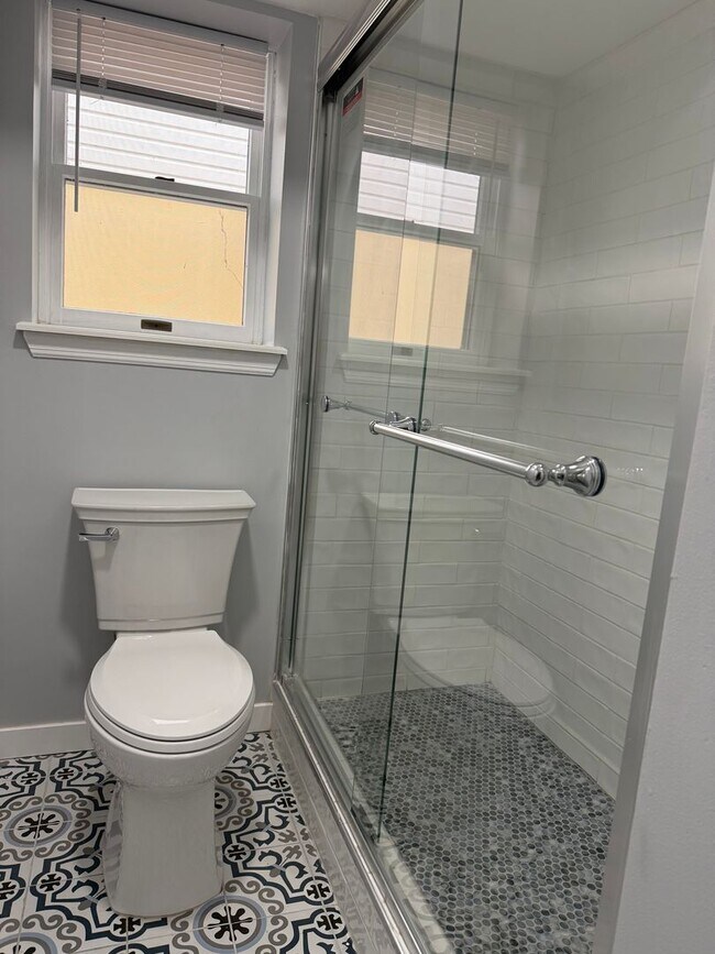 Building Photo - For Rent – 2 Bedroom, 1 Bathroom Apartment...