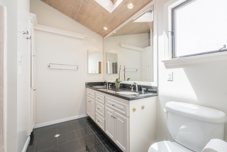 Ensuite full bath - 2781 Mira Vista Dr