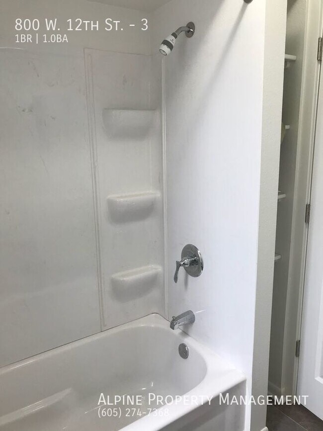 Building Photo - Completely Renovated 1 Bedroom Apartment!!