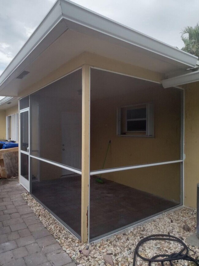 Building Photo - 842 SW 12th Ct