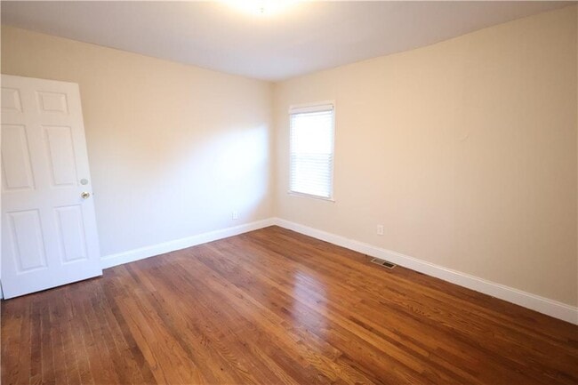 Building Photo - 2561 Eastwood Dr