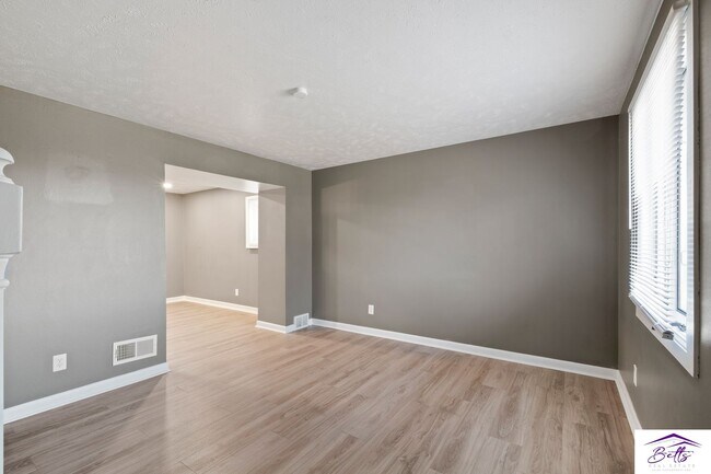 Building Photo - 3012/3014 Menke Cir