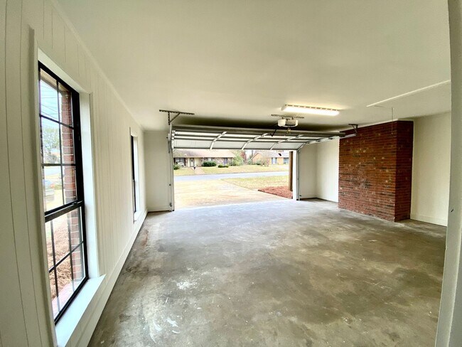 Building Photo - 2102 Fillmore Dr