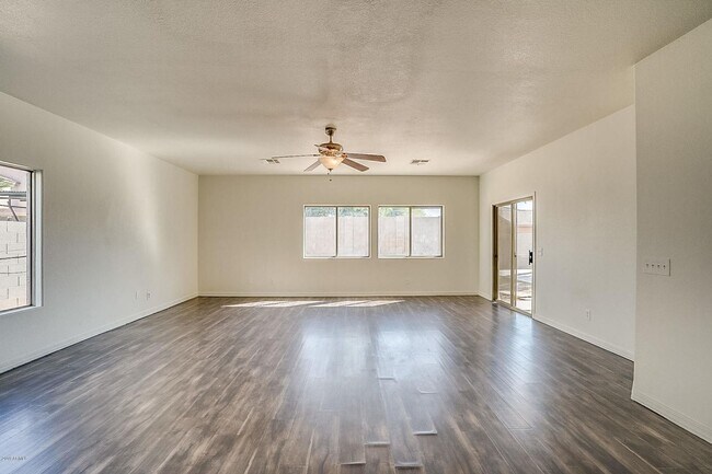 Building Photo - Charming 4 Bedroom 3 Bath 3 Car garage Hom...