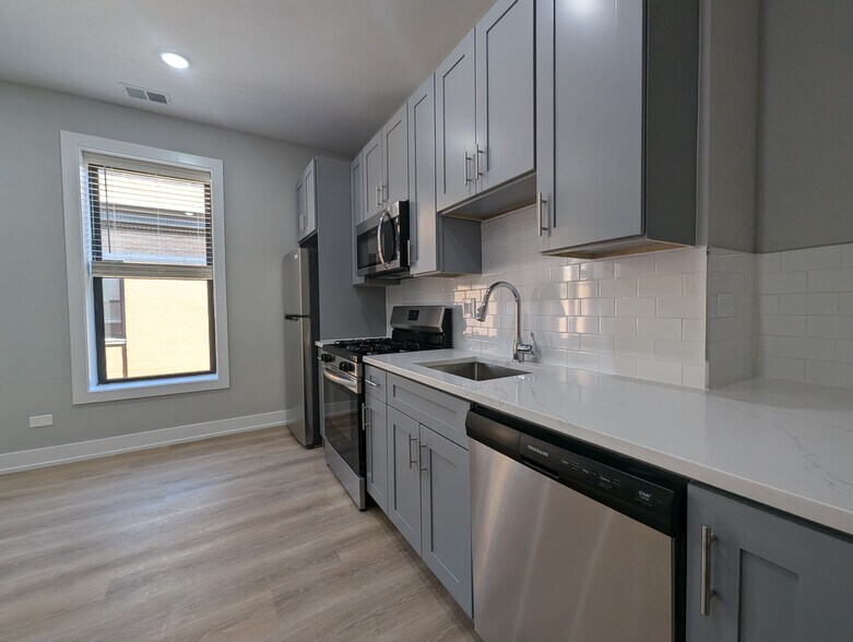 Building Photo - 440 W Belden Ave